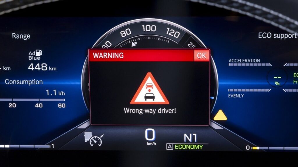 daimler connected traffic warnings system